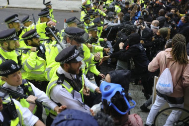 (VIDEO) Neviđeni haos u Londonu: Policija bežala pod naletom demonstranata, ima povređenih!