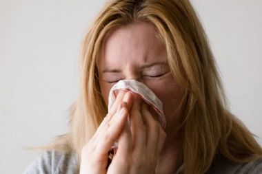 LJUDI IDU ULICOM I PLAČU: Počela sezona NAJJAČEG polenskog alergena koji postoji, a sa njom i NESTAŠICA najtraženijeg leka! Reagovao i RFZO!