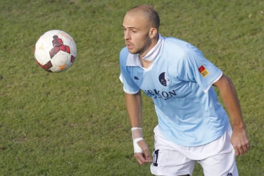 Jezivo! Srbin može da umre na terenu: Ima veliki srčani problem, život mu je u opasnosti, a Rumuni ga teraju da trenira!