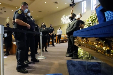 (FOTO) Amerikanci sa suzama u očima s opraštaju od Flojda: Sahrana u Hjustonu, očekuje se veliki broj ljudi na komemoraciji