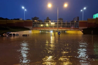 (VIDEO) KIŠA NAPRAVILA HAOS PO PRESTONICI: Pogledajte najnovije snimke nevremena u Beogradu