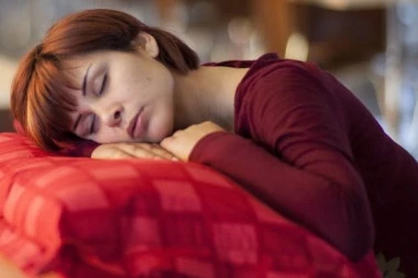 DA LI SE I VAMA NEKAD PRIKUNJA DOK RADITE? U ovoj državi spavanje na poslu je pravilo i evo kako to utiče na produktivnost