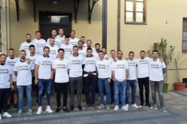 (FOTO) Bivši fudbaleri Borca počeli štrajk glađu, podržao ih Nemanja Matić