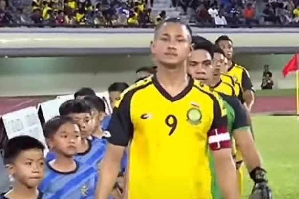 (VIDEO) Ima samo 21 godinu i igra za drugi tim Lestera, ali on je NAJBOGATIJI  fudbaler na svetu