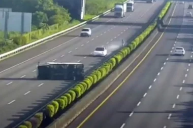 (VIDEO) U šta gledaš kukala ti majka? "Teslu" izneverio auto-pilot, pitanje šta je vozač radio