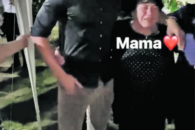 Fudbaler se veselio sa najbližima: Duško sa majkom u Leskovcu