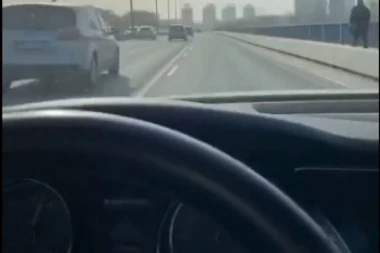 (VIDEO) DRUŽE, UBIĆEŠ NEKOG! Pogledajte jeziv snimak ludačke vožnje kroz centar Beograda