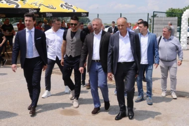 (FOTO) Slaviša Kokeza i Dušan Tadić otvorili teren i podelili opremu