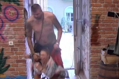 Obožava da pravi drame: Maja bivšem dečku tokom svađe iskočila iz automobila u pokretu!