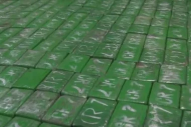 (VIDEO) POTPIS SLAVNOG FUDBALERA NA ZAPLENJENOM KOKAINU: Evo kome su Kolumbijci zaplenili drogu vrednu 260 miliona evra!