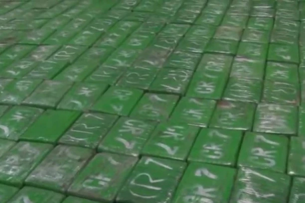 (VIDEO) POTPIS SLAVNOG FUDBALERA NA ZAPLENJENOM KOKAINU: Evo kome su Kolumbijci zaplenili drogu vrednu 260 miliona evra!