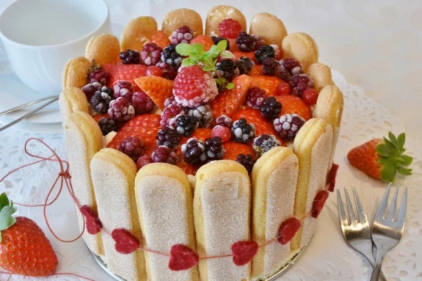 RECEPT ZA PAMĆENJE: Brz kolač od jagoda i keksa!