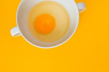 Sirova jaja sadrže više vitamina od kuvanih, ali nose sa sobom jedan problem!