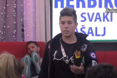 Zaboravila Sanju: Matora i Mima su novi lezbo par u Zadruzi?