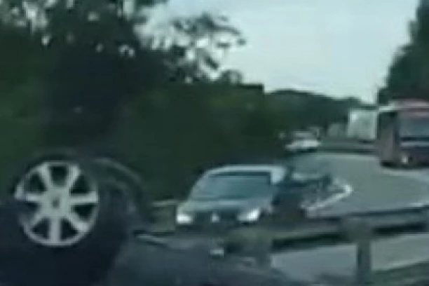 AUTOMOBIL SLETEO S PUTA I PREVRNUO SE: Saobraćajna nesreća na auto-putu kod Šimanovaca!