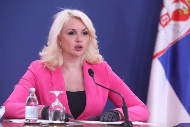 (FOTO) OVAKO JE NEKADA IZGLEDALA: Dr Darija Kisić Tepavčević je zadržala isti stil, ali jedna PROMENA je očigledna!