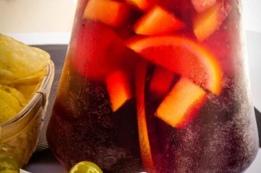 (RECEPT) LETNJA SANGRIJA OD DINJE I LUBENICE: Osvežavajuće piće za odlično raspoloženje