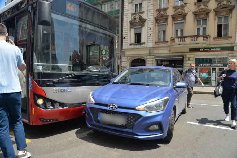 AUTOBUS SE ZAKUCAO U AUTOMOBIL NA SEMAFORU! Težak sudar u Nišu, povređeno šest osoba!