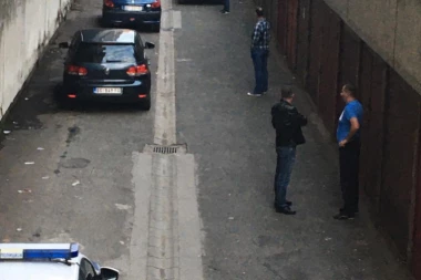 Sačekuša ispred garaže! Čim je Slobodan izašao iz automobila prišao je i zaklao ga, pa pobegao