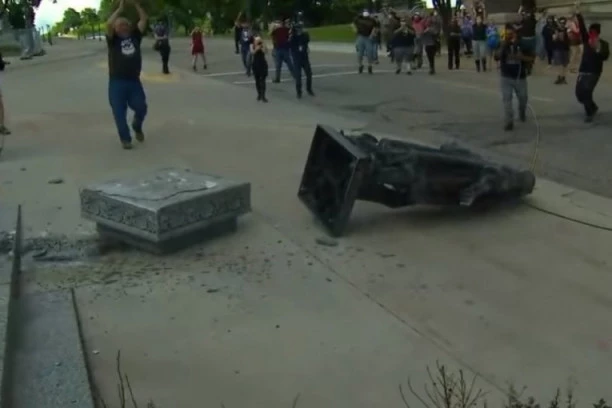 (VIDEO) Uklonjena statua Kolumba u gradu koji nosi njegovo ime: Bila na meti demonstranata
