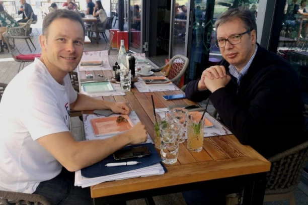 Mali i Vučić obišli "Beograd na vodi": Evo uz koje piće se predsednik osvežava nakon brojnih obaveza