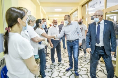 Lončar sa zdravstvenim radnicima kovid bolnica iz Vojvodine