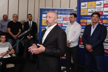 (FOTO) Blizu 2000 klubova dobilo opremu od nacionalnog Saveza: Danas Sremska Mitrovica srce fudbalske Srbije!