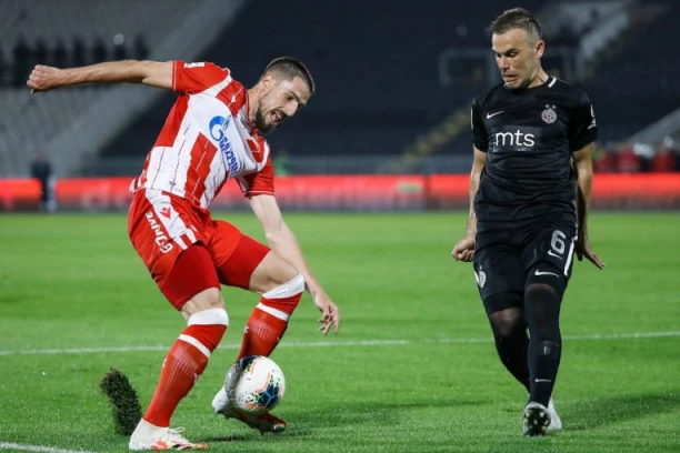 (VIDEO) DOKUMENTOVANO: Sporne situacije "večitih" - ko je više oštećen, a koga guraju?