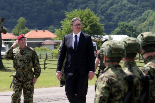 PREDSEDNIK VUČIĆ VEČERAS U KOPNENOJ ZONI BEZBEDNOSTI: Vrhovni komandant naoružanih snaga obilazi vojnike i policajce