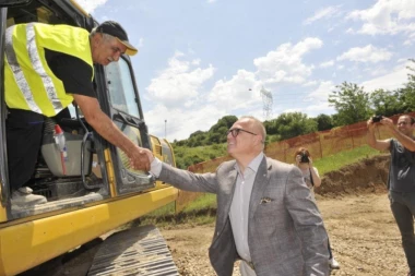 (FOTO) Vesić obišao radove na rekostrukciji Ulice Huga Klajna
