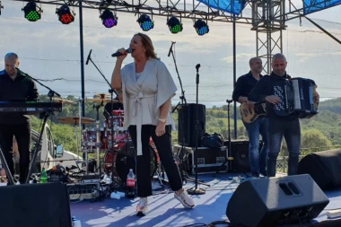 (VIDEO) Prvi nastup posle korone! Ana Bekuta svojim potezom iznenadila Srbiju, a evo i zašto!