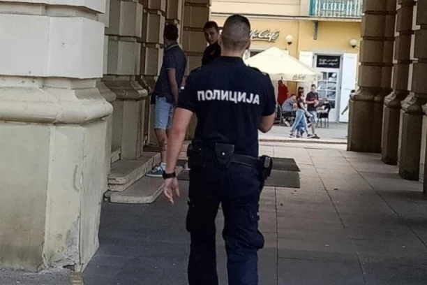 Krivična prijava protiv policajca! Na protestima u Novom Sadu naneo povrede mladiću (19)