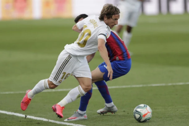 (VIDEO) AUUU, DA LI JE MOGUĆE? Spektakularna GOLČINA Luke Modrića!