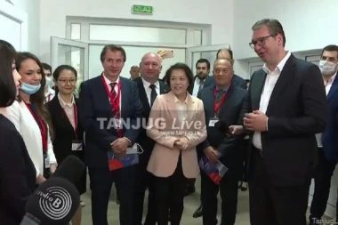 (VIDEO) Vučić u Centru za robotiku Učiteljskog fakulteta: Drago mi je da je Srbija razmela da je ovo put budućnosti