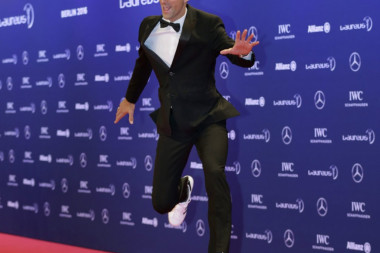 (FOTO) Novak na kolenima!