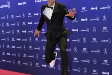 (FOTO) Novak na kolenima!