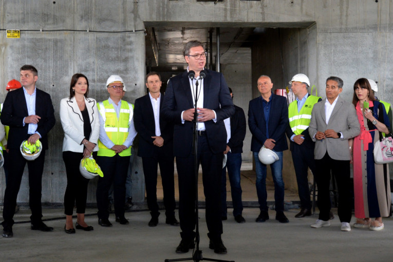 (VIDEO) PREDSEDNIK VUČIĆ U OBILASKU BEOGRADA NA VODI: Ovo gradilište postaje jedno od najlepših mesta u Srbiji!