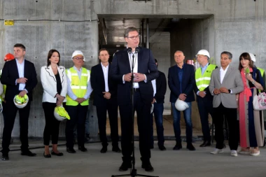 (VIDEO) PREDSEDNIK VUČIĆ U OBILASKU BEOGRADA NA VODI: Ovo gradilište postaje jedno od najlepših mesta u Srbiji!