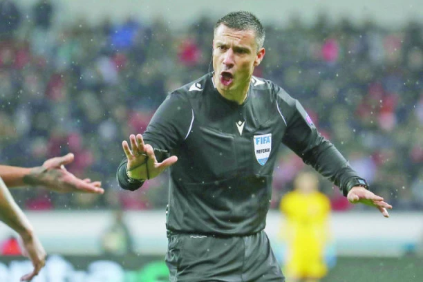 Oprošten mu skandal: Vinčić pao s Ajfonkom, a u sredu opet deli pravdu!