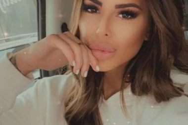 (FOTO 18+) RASČEPILA SE NA KREVETU KO OD MAJKE ROĐENA: Objavljena eksplicitna fotografija Zoranah, grudi i polni organ IZBIJAJU OČI!