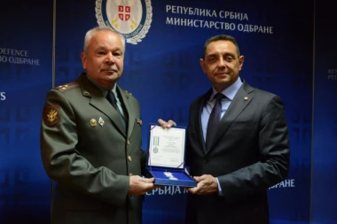 Ministar Vulin uručio Vojnu spomen-medalju izaslaniku odbrane Ruske Federacije pukovniku Sobakinu