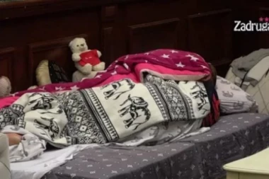 (VIDEO) Razdrmali pokrivač: Maja nakon plakanja zbog Takijeve poruke završila u novoj se*s rundi sa Janjušem!