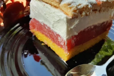 (RECEPT) Kremasta voćna torta sa jagodama: Idealno rešenje za vrele dane!