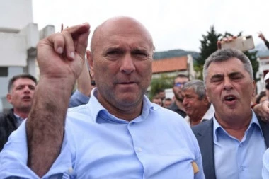 (VIDEO) Crna Gora kao u vreme DAHIJA: Jake snage policije brane Careviću da uđe u opštinu, on im poručuje, "DOLAZIĆU SVAKI DAN, POLICIJA KRŠI USTAV"