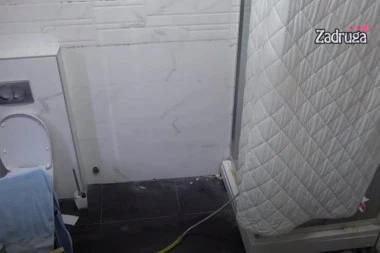 (ŠOK FOTO) Samo se se*saju!Prizor pred kojim ćete zanemeti od muke: Gomila kondoma pobacana ispred tuš kabine u "Zadruzi"!