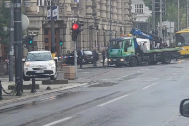 Očevici stravične nesreće u kojoj je izginula cela porodica opisuju jeziv prizor: Puklo je kao da je neka eksplozija, muškarci leže na pešačkom prelazu