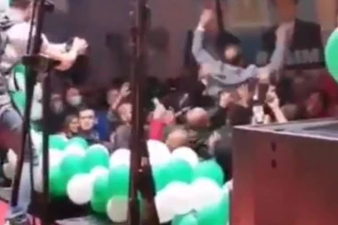 (HIT VIDEO) Nebeski skok Rasima Ljajića: Zapalio publiku, pa im se bacio u naručje!
