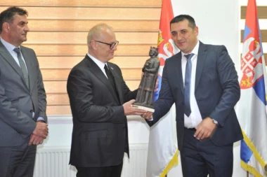 Vesiću uručena plaketa i statua cara Lazara
