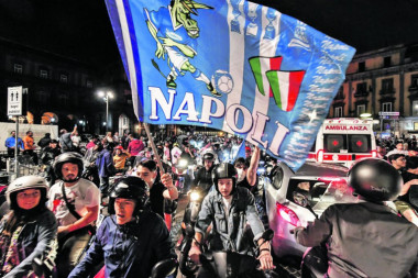 KUVA U NAPULJU: Navijači Napolija BESNI - Vratićemo ti UKRADENI auto, samo IDI!