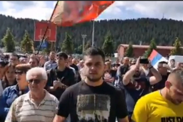 (VIDEO) BEZUMLJE PODGORIČKOG REŽIMA! Proteran sveštenik Janjić, narod glasano poručio: "Ne damo te Saša"!